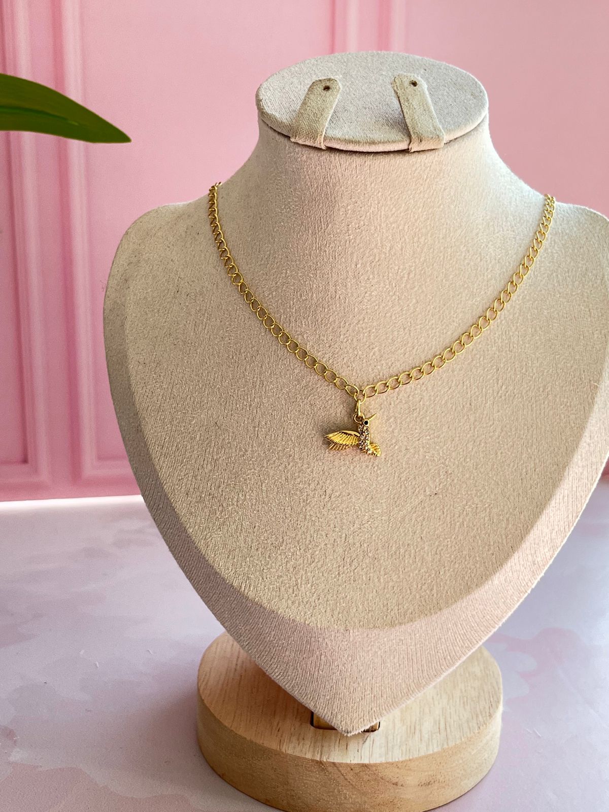 🕊️ Collar Vuelo Dorado
